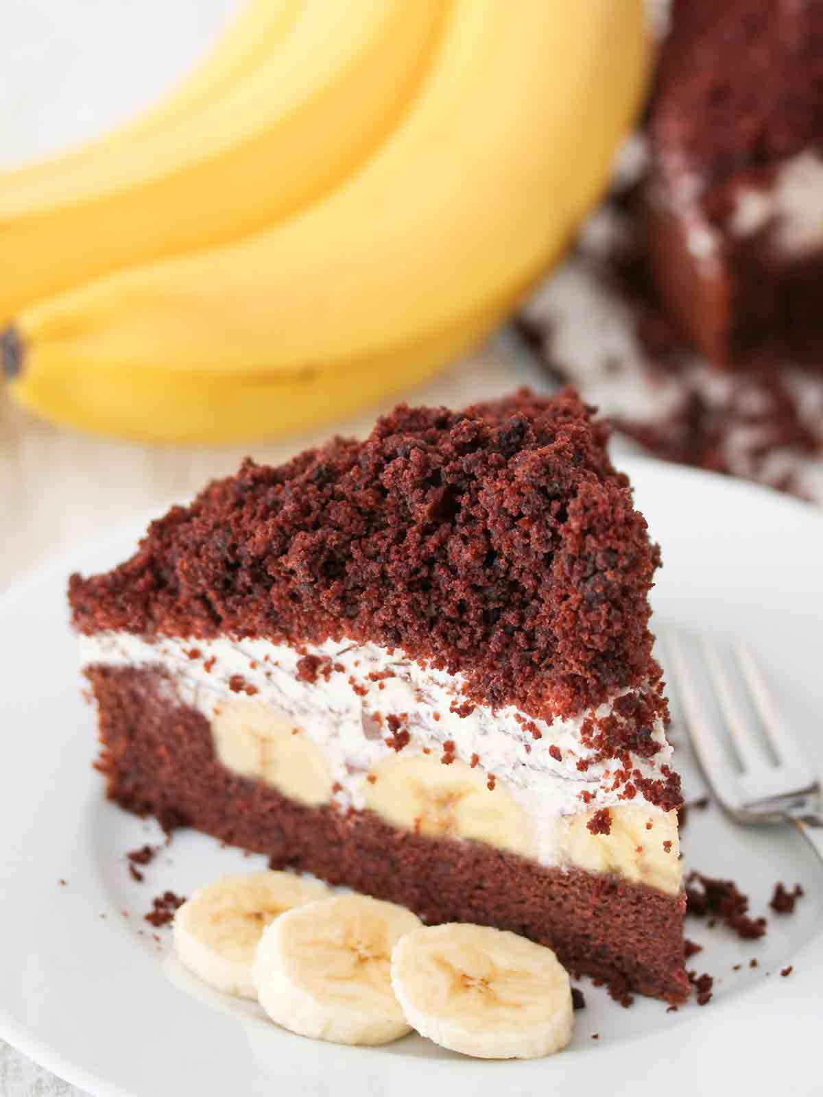 Veganer Maulwurfkuchen mit Bananen auf einem Teller
