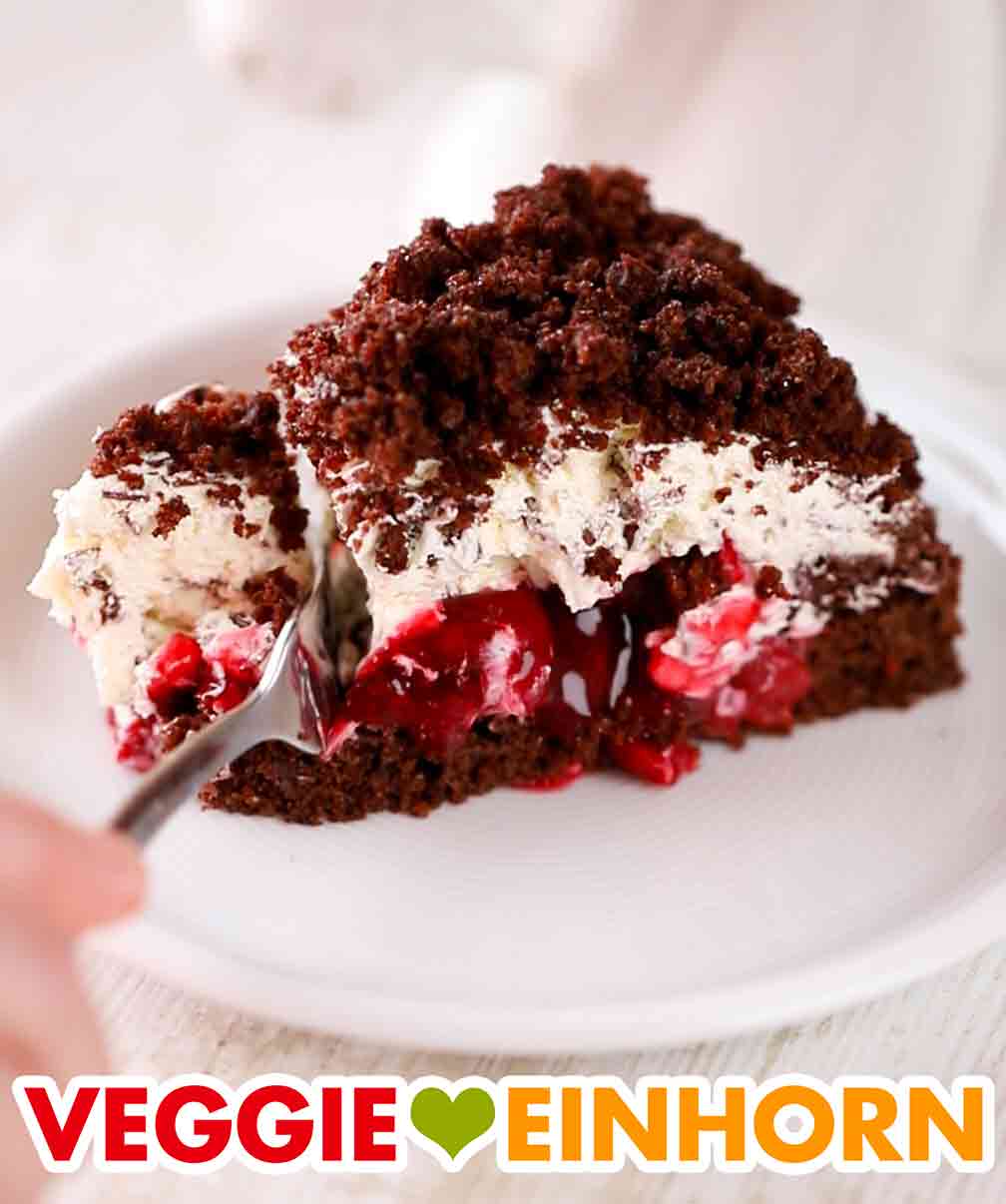 Veganer Maulwurfkuchen gefüllt mit Kirschgrütze Veganer Maulwurfkuchen mit Kirschen wird mit einer Kuchengabel gegessen
