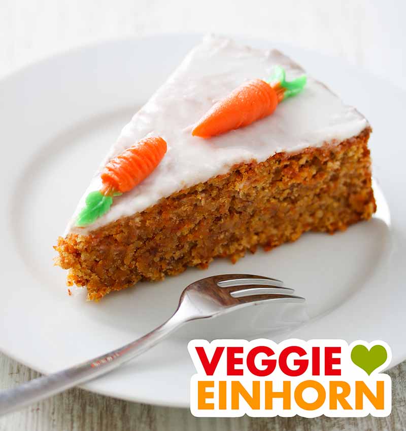 Ein Stück Möhrenkuchen mit gemahlenen Mandeln Ein Stück Möhrenkuchen mit Mandeln