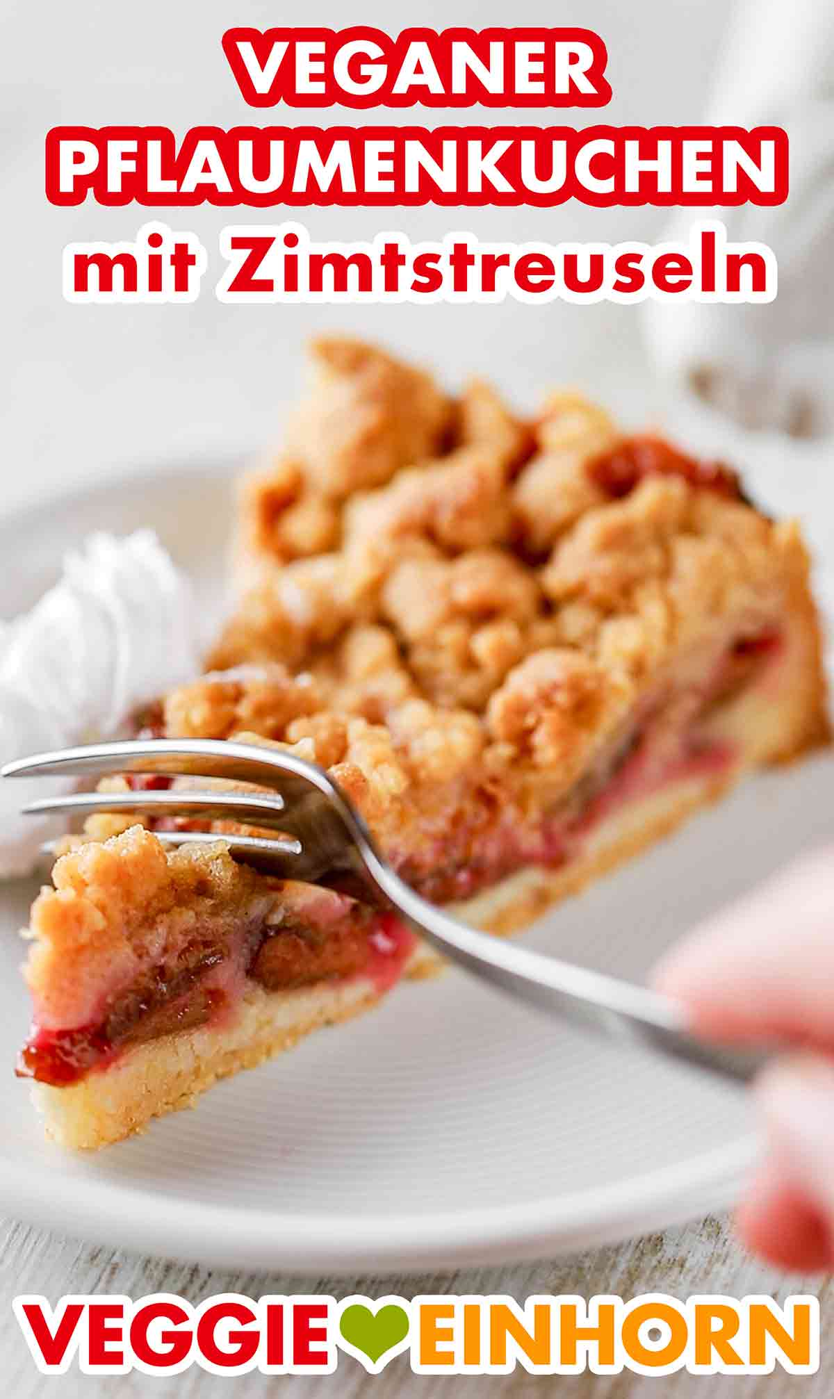 Zu dem veganen Zwetschgenkuchen mit Streuseln passt vegane Schlagsahne. Veganer Pflaumenkuchen mit Mürbeteig und Zimtstreuseln