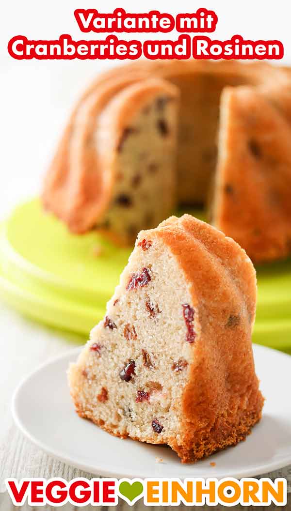 Saftiger Rodonkuchen mit Cranberries und Rosinen Ein Stück Topfkuchen mit Cranberries und Rosinen auf einem Teller