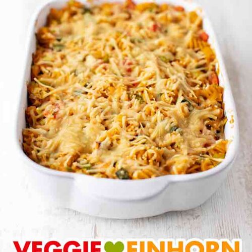 Auflaufform mit veganem Nudelauflauf mit Räuchertofu, Tomaten und Lauch