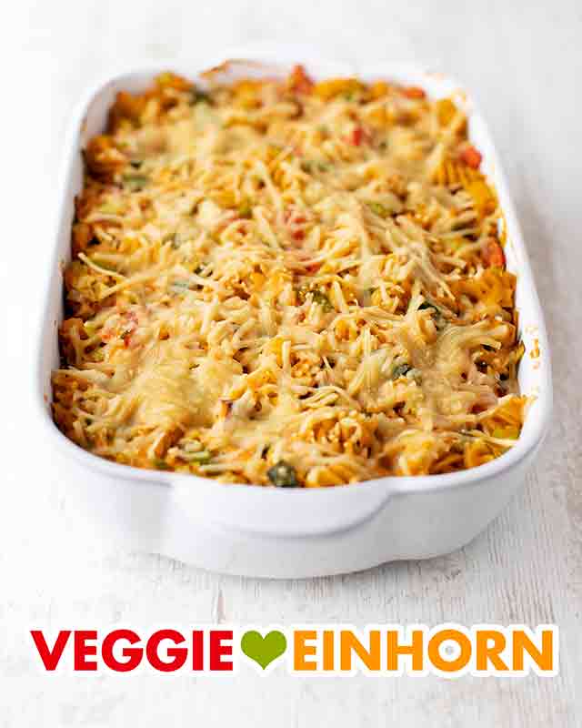 Auflaufform mit veganem Nudelauflauf mit Räuchertofu, Tomaten und Lauch