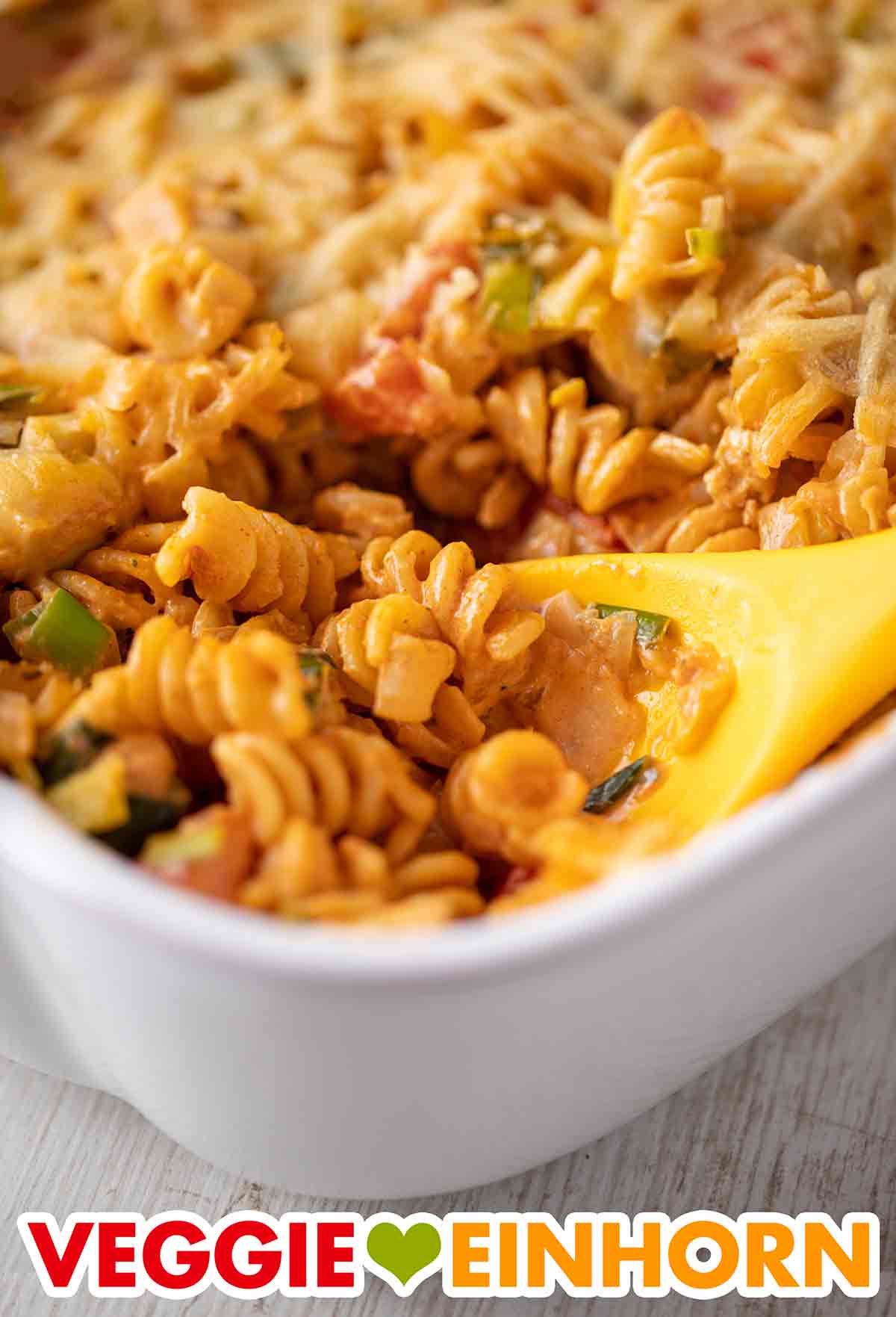 Nahaufnahme von veganem Nudelauflauf mit Räuchertofu, Lauch und Tomaten in der Auflaufform