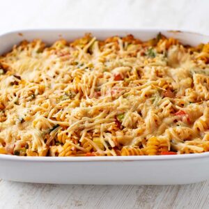 Veganer Nudelauflauf mit Räuchertofu, Lauch und Tomaten