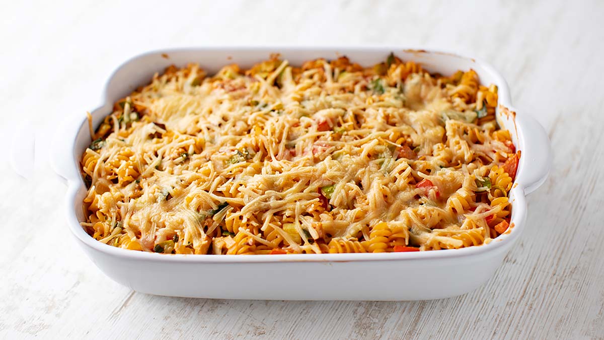 Veganer Nudelauflauf mit Räuchertofu, Lauch und Tomaten