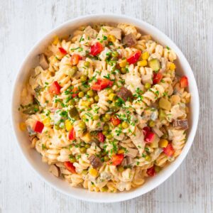 Klassischer veganer Nudelsalat mit Räuchertofu, Mayonnaise, Erbsen, Paprika, Mais und Essiggurken