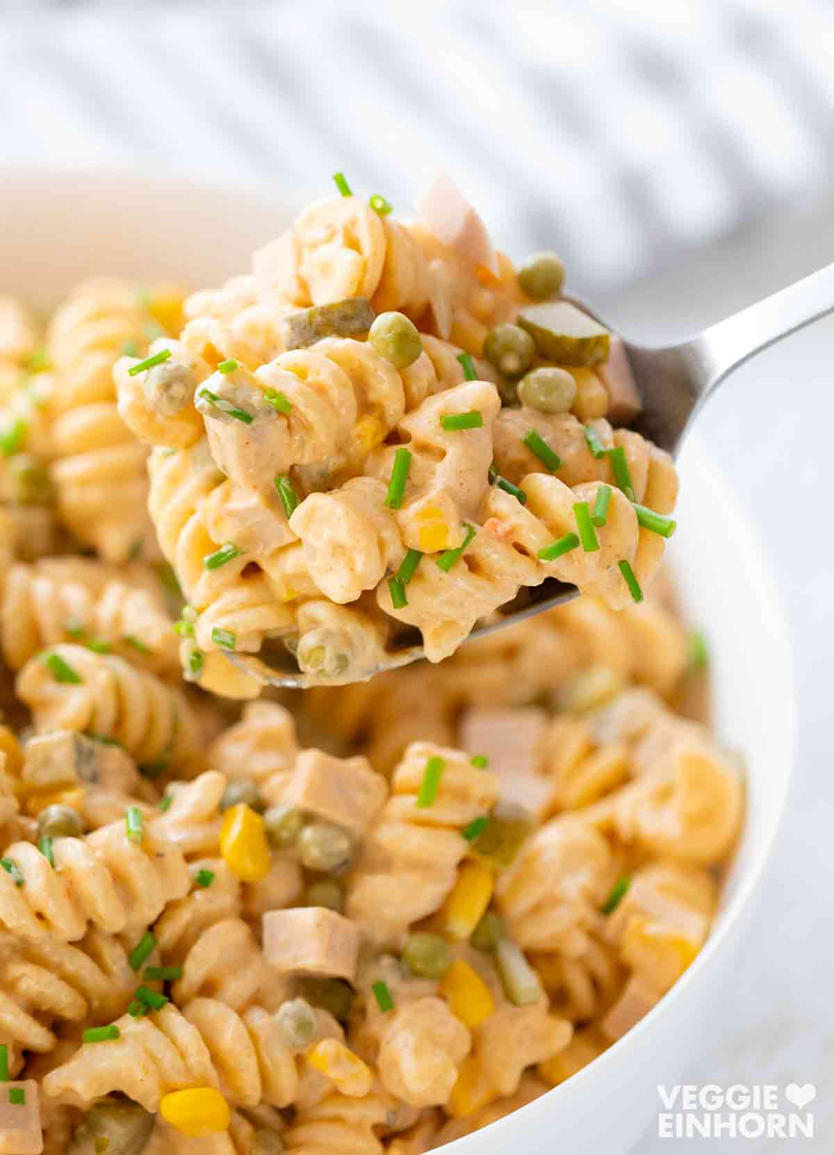 Veganer Nudelsalat mit Fleischwurst und Mayo in einer Schüssel