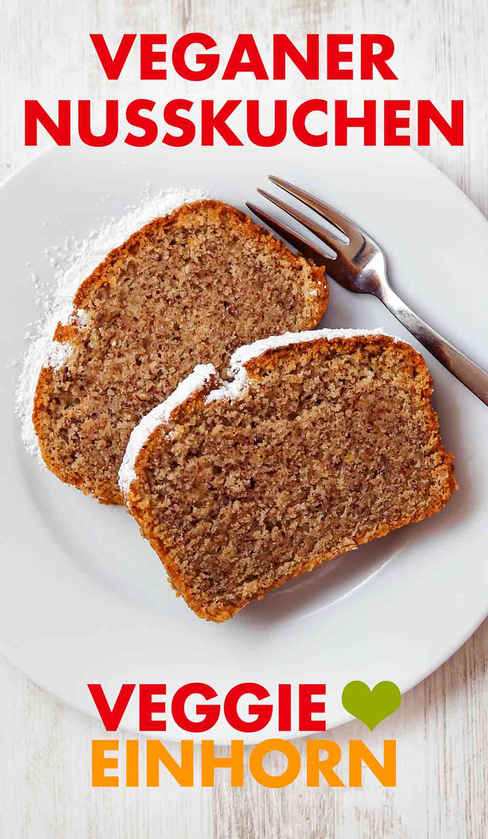 Der Nusskuchen ist saftig und lecker. Zwei Stücke veganer Nusskuchen und eine Kuchengabel auf einem Teller