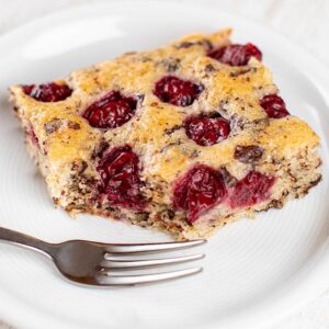 Veganer Haselnuss Kirsch Kuchen