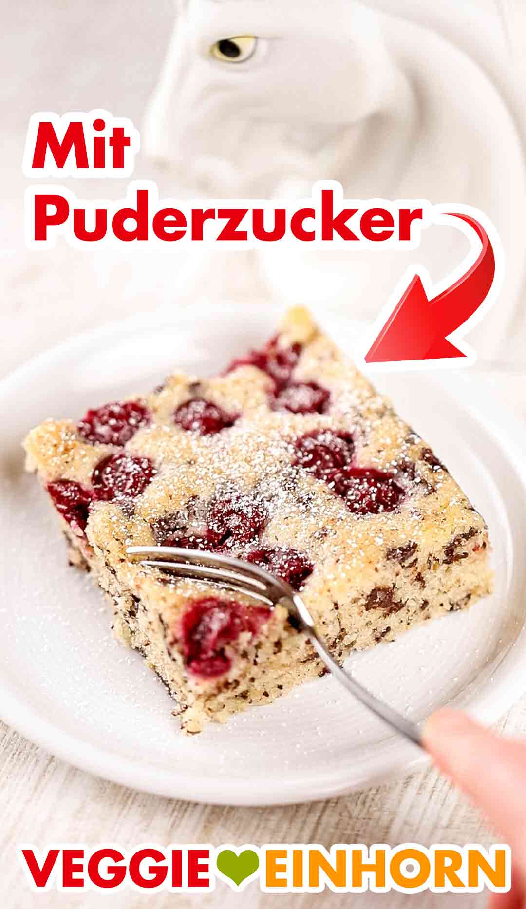 Der vegane Haselnuss Kirsch Kuchen ist lecker und saftig. Ein Stück veganer Nuss Kirsch Kuchen mit Puderzucker