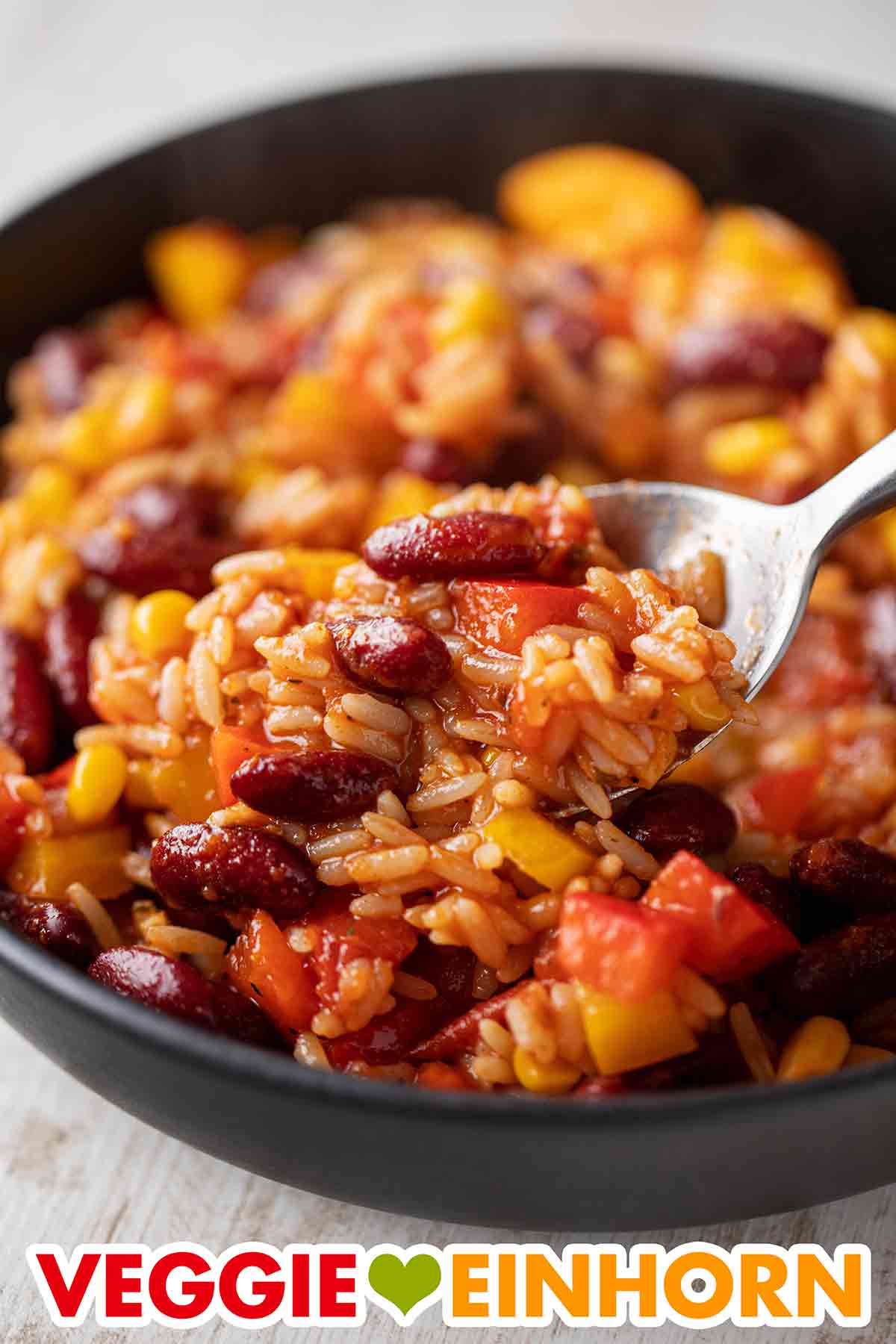 Der One Pot Reis ist ein schnelles veganes Reisgericht. Veganer One Pot Reis mit Mais, Kidneybohnen und Paprika