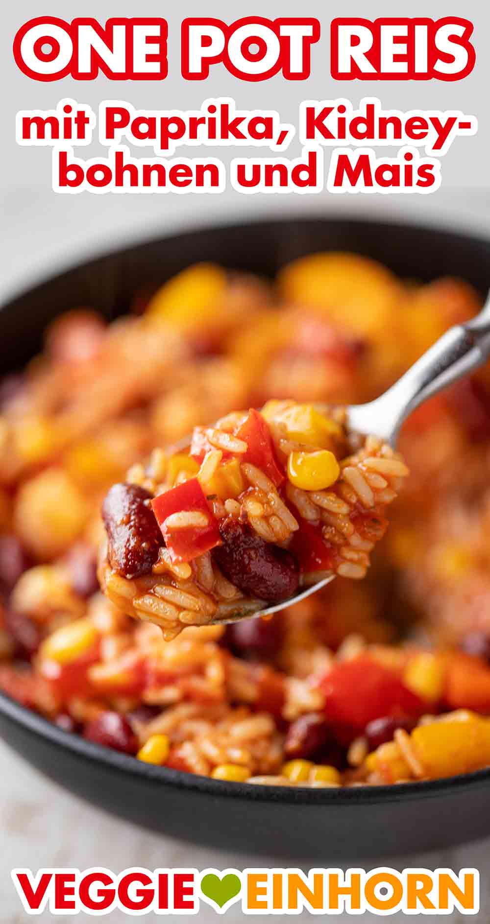 Das vegane Rezept ist schnell und einfach. Esslöffel mit veganem One Pot Reis mit Paprika, Bohnen und Mais