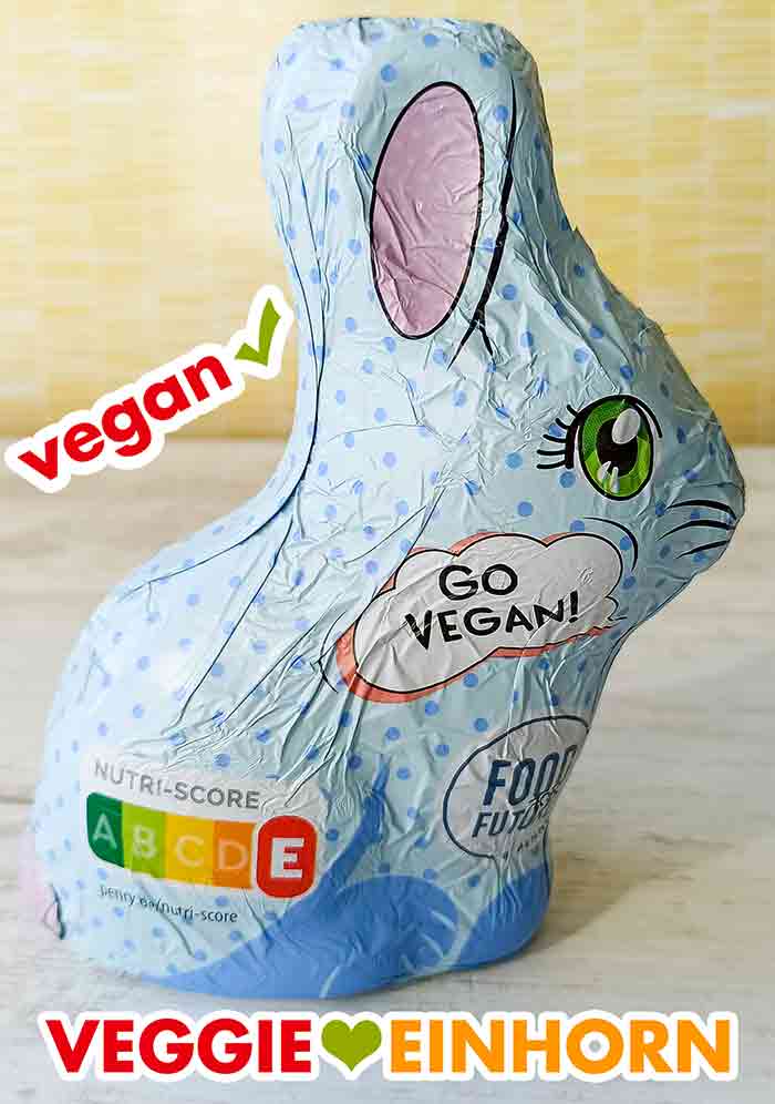 Der Osterhase ist aus veganer Schokolade. Veganer Schokohase von Penny in hellblauer Alufolie