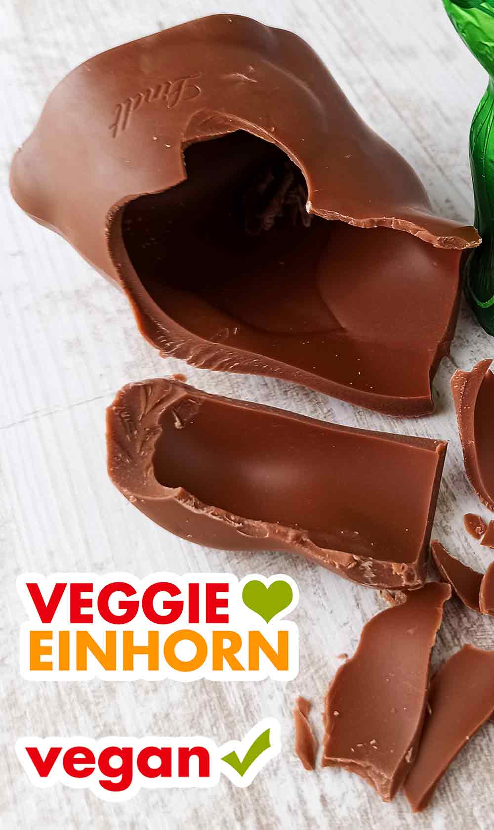 Die Schokolade des Lindt Hello Hasen hat einen zarten Schmelz und ist schön cremig. Zerbrochene vegane Schokolade vom Lindt Hello Osterhasen