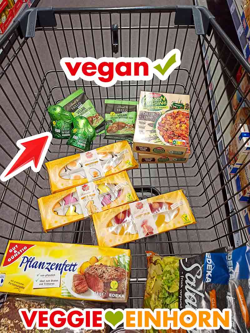 Vegane Ostersüßigkeiten und andere vegane Lebensmittel im Supermarkt Vegane Schokohasen von Lindt Hello im Einkaufswagen