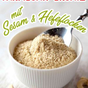 Veganer Parmesan-Ersatz aus Cashews, Sesam und Hefeflocken