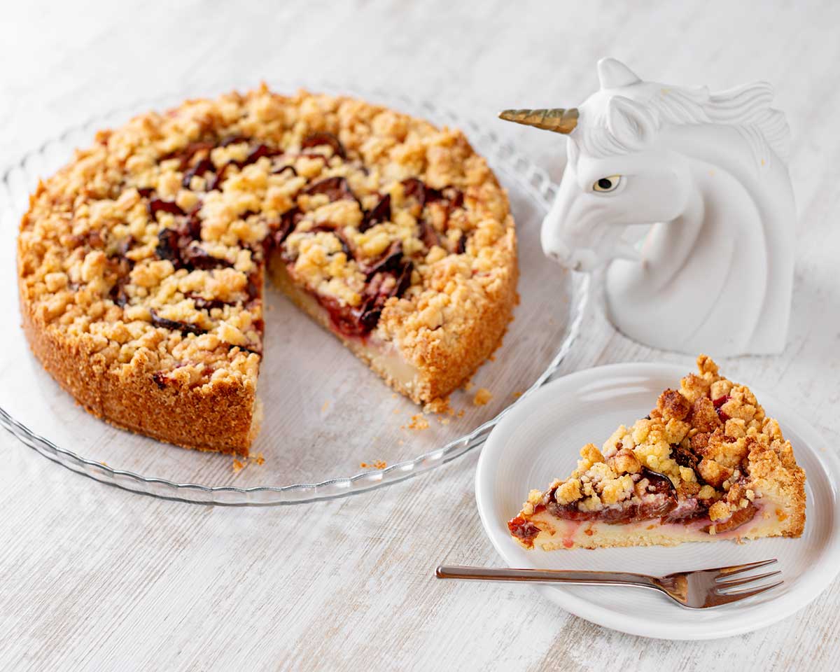 Der Zwetschgenkuchen mit Pudding und Streuseln aus der Springform ist vegan. Veganer Pflaumenkuchen mit Vanillepudding