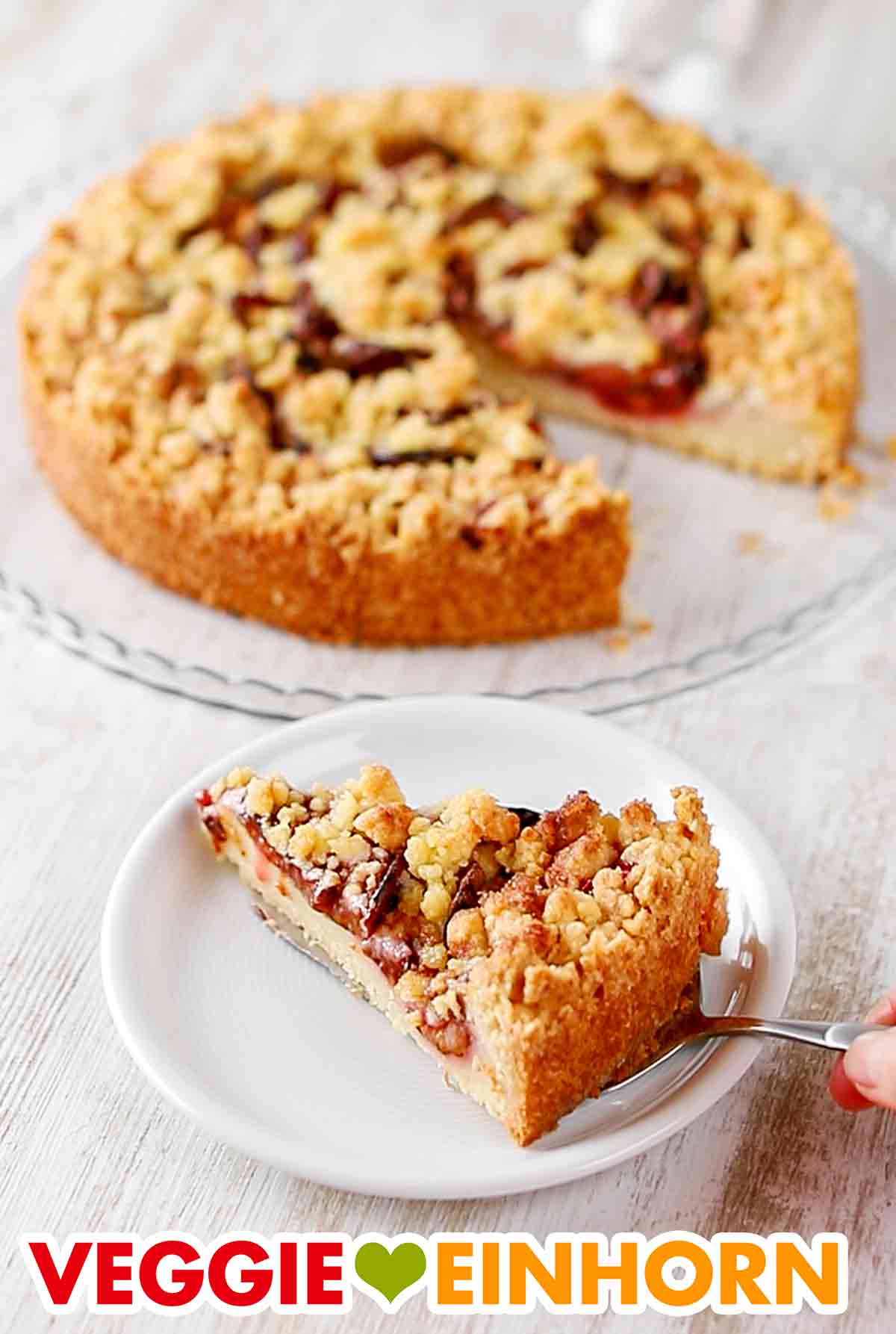 Der vegane Streuselkuchen mit Pflaumen und Vanillepudding ist ein sehr beliebter Obstkuchen im Herbst. Veganer Zwetschgenkuchen mit Pudding und Streuseln