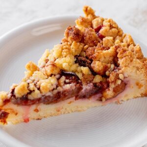 Veganer Pflaumenkuchen mit Pudding und Streuseln