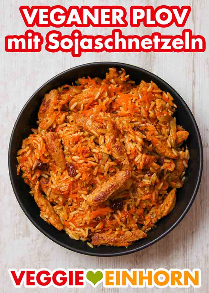 Der Plov ist ein veganes Reisgericht mit Sojaschnetzeln. Veganer Plov mit Sojaschnetzeln