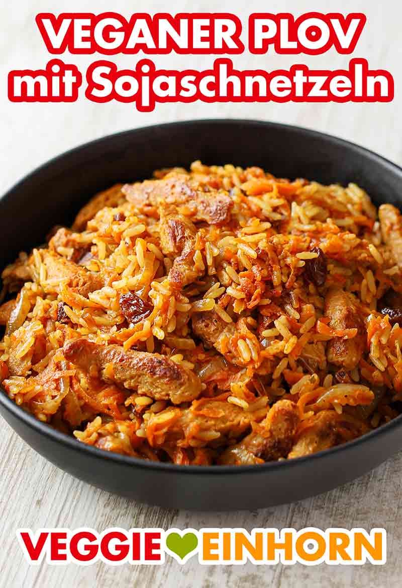 Veganer Plov mit Sojaschnetzeln, Reis und Möhren Ein Teller mit veganem Plov