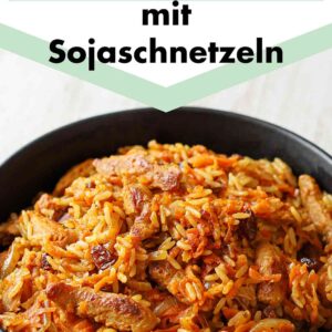 Veganer Plov mit Sojaschnetzeln auf einem Teller