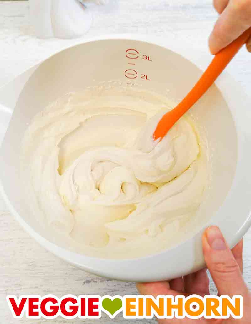 Die Creme für das vegane Schichtdessert ist fertig. Fertige vegane Dessertcreme aus Quark und Schlagsahne