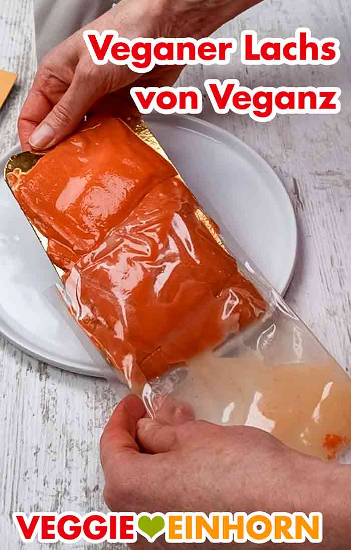 Wir packen den Veganz Räucherlachs aus. Der vegane Lachs von Veganz wird aus der Folie genommen.