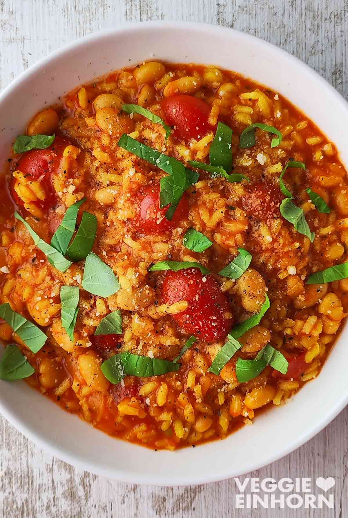 Vegetarischer Reiseintopf mit weißen Bohnen und Tomaten