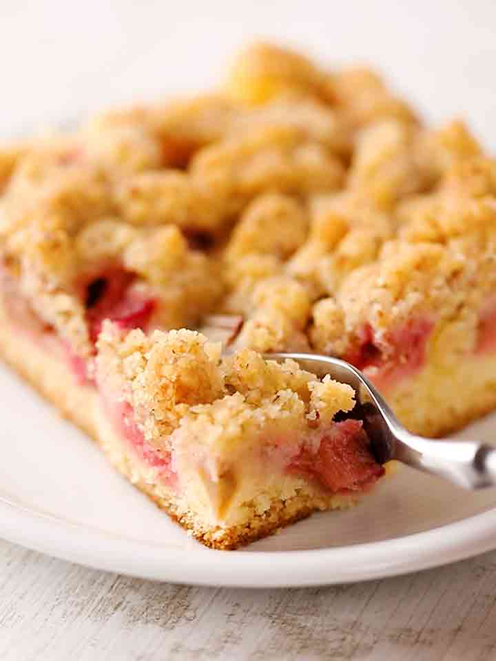 Veganer Rhabarber Streuselkuchen vom Blech mit einer Kuchengabel