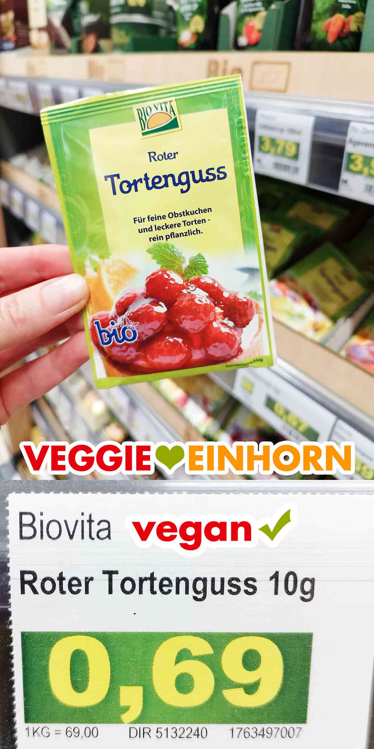 Der rote Tortenguss von Biovita hat bei Marktkauf 0,69 Euro gekostet. Eine Hand hält ein Päckchen veganen roten Tortenguss von Biovita