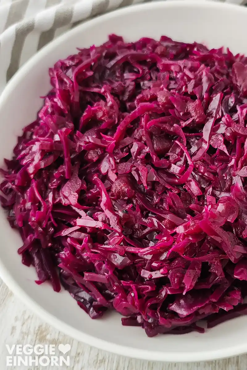 Nahaufnahme von veganem Rotkohl auf einem weißen Teller.