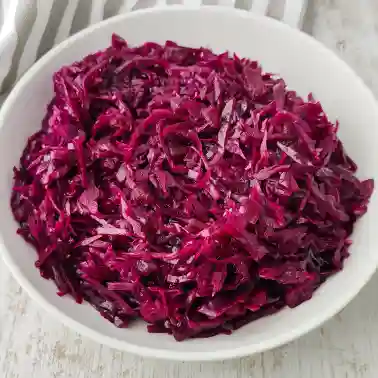 Teller mit veganem Rotkohl.