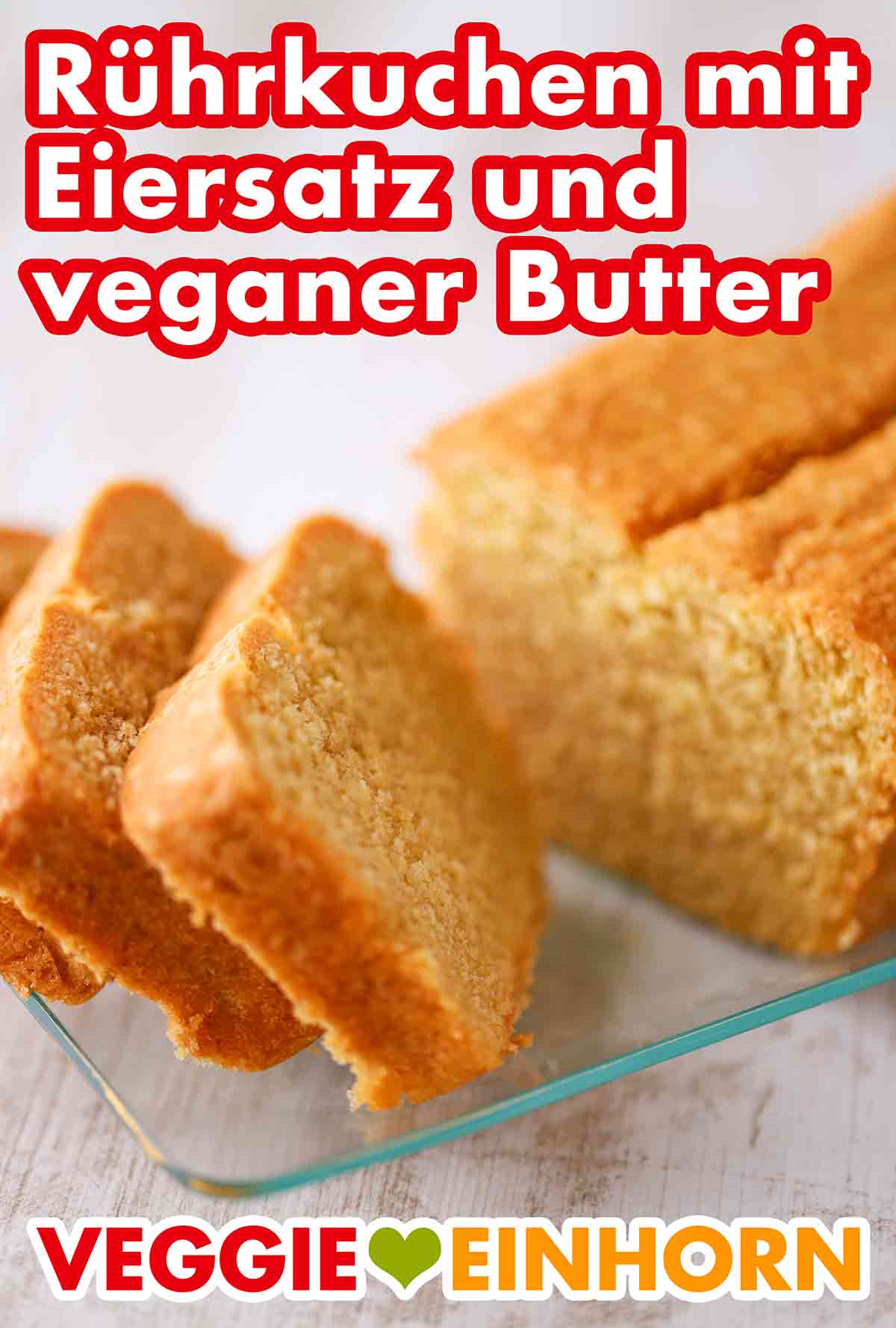 Der Kuchen aus Rührteig ist mit veganer Butter und Eiersatz (ohne Ei und ohne Milch). Angeschnittener Rührkuchen mit Eiersatz und veganer Butter auf einer Kuchenplatte