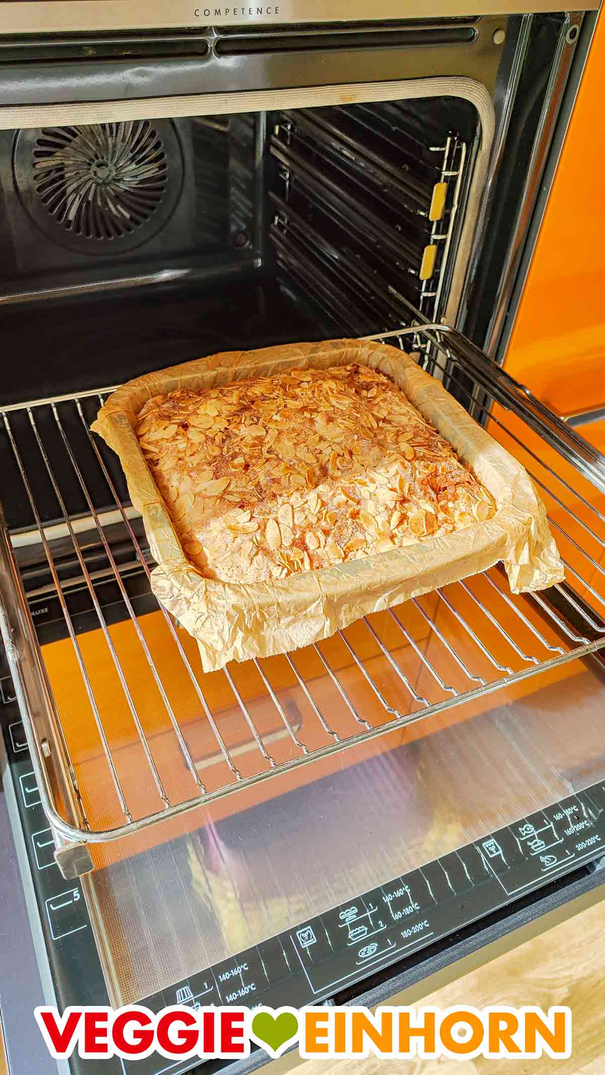 Der schnelle Apfel-Zimt-Kuchen ist schon fertig. Fertig gebackener veganer Apfel-Zimt-Kuchen im geöffneten Backofen
