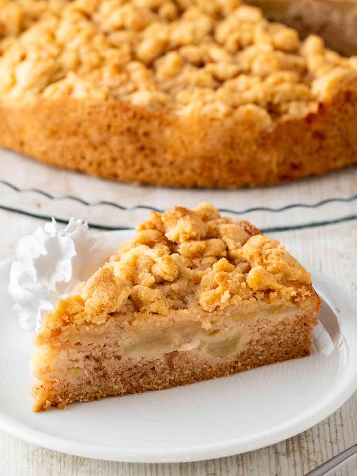 Einfacher veganer Apfelkuchen aus der Springform mit Rührteig und Streuseln