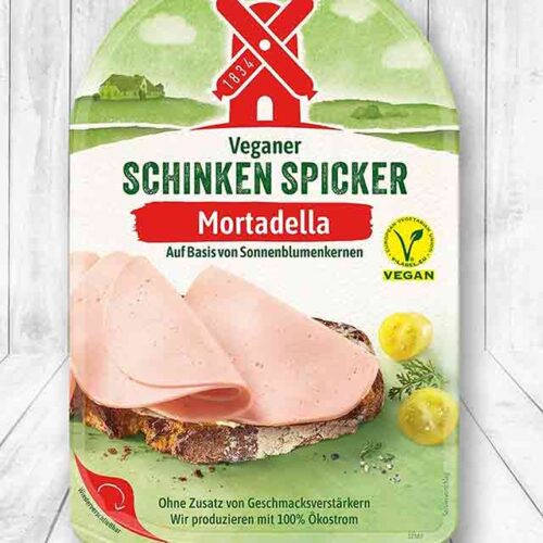 Eine Packung veganer Schinken Spicker Mortadella von Rügenwalder Mühle