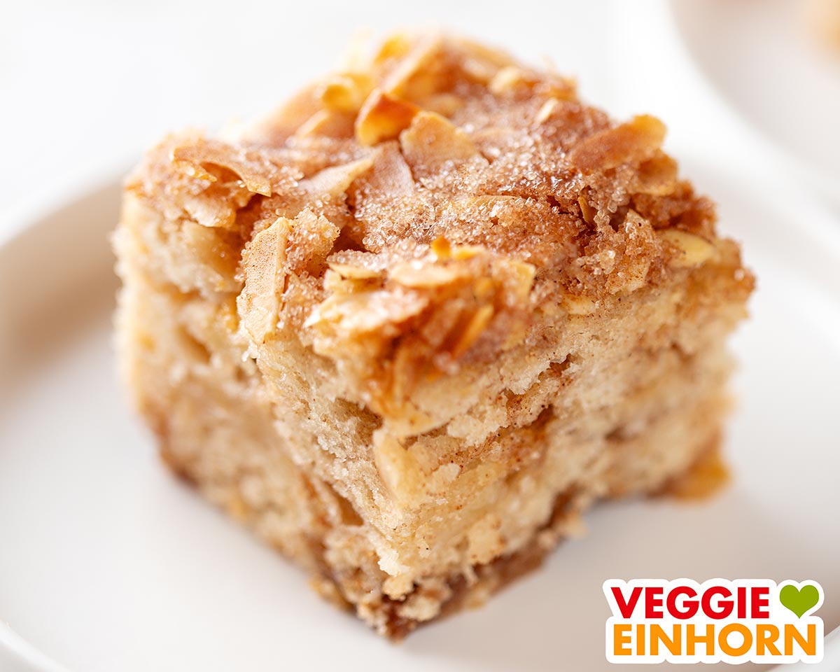 Ein Stück veganer Apfel-Zimt-Kuchen