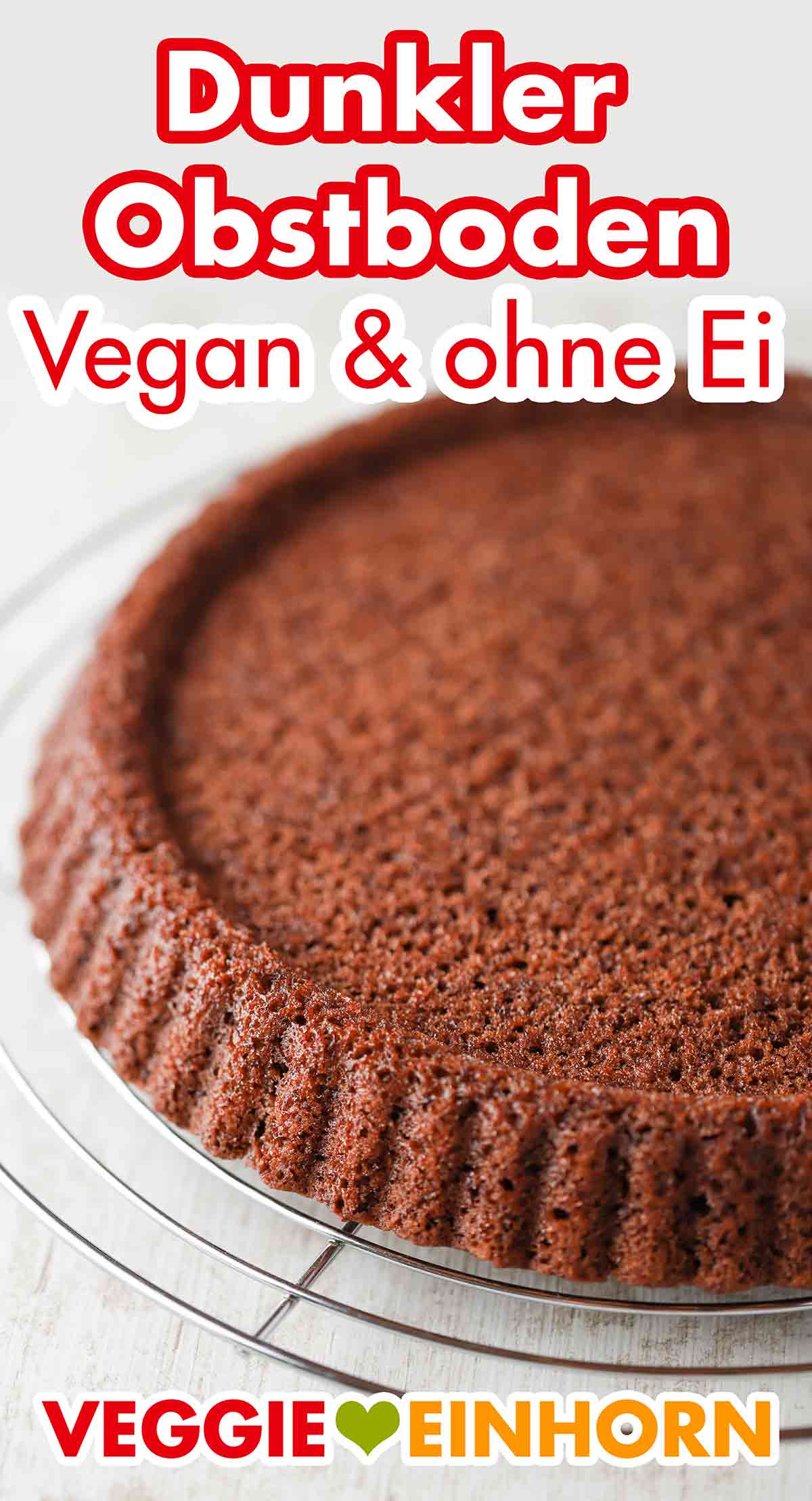 Der dunkle Obstboden ohne Ei ist vegan. Ein dunkler Obstboden auf einem Kuchengitter