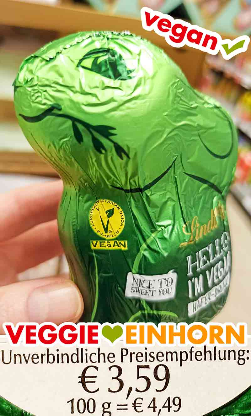 Die unverbindliche Preisempfehlung ist 3,59 Euro. Nahaufnahme eines veganen Lindt Hello Schokohasen im Supermarkt