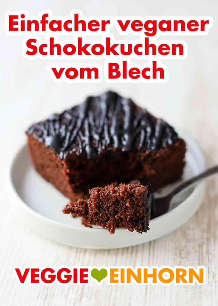Der Schoko Blechkuchen ist saftig. Veganer Schoko Blechkuchen auf einer Kuchengabel