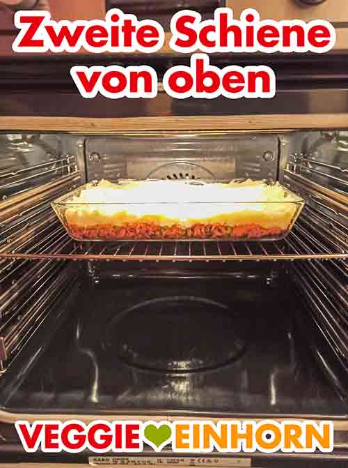 Veganer Shepherd's Pie im Backofen Der vegane Shepherd's Pie steht auf der zweiten Schiene von oben im Ofen