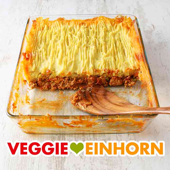 Auflaufform mit veganem Shepherd's Pie Veganer Shepherd's Pie in einer Auflaufform