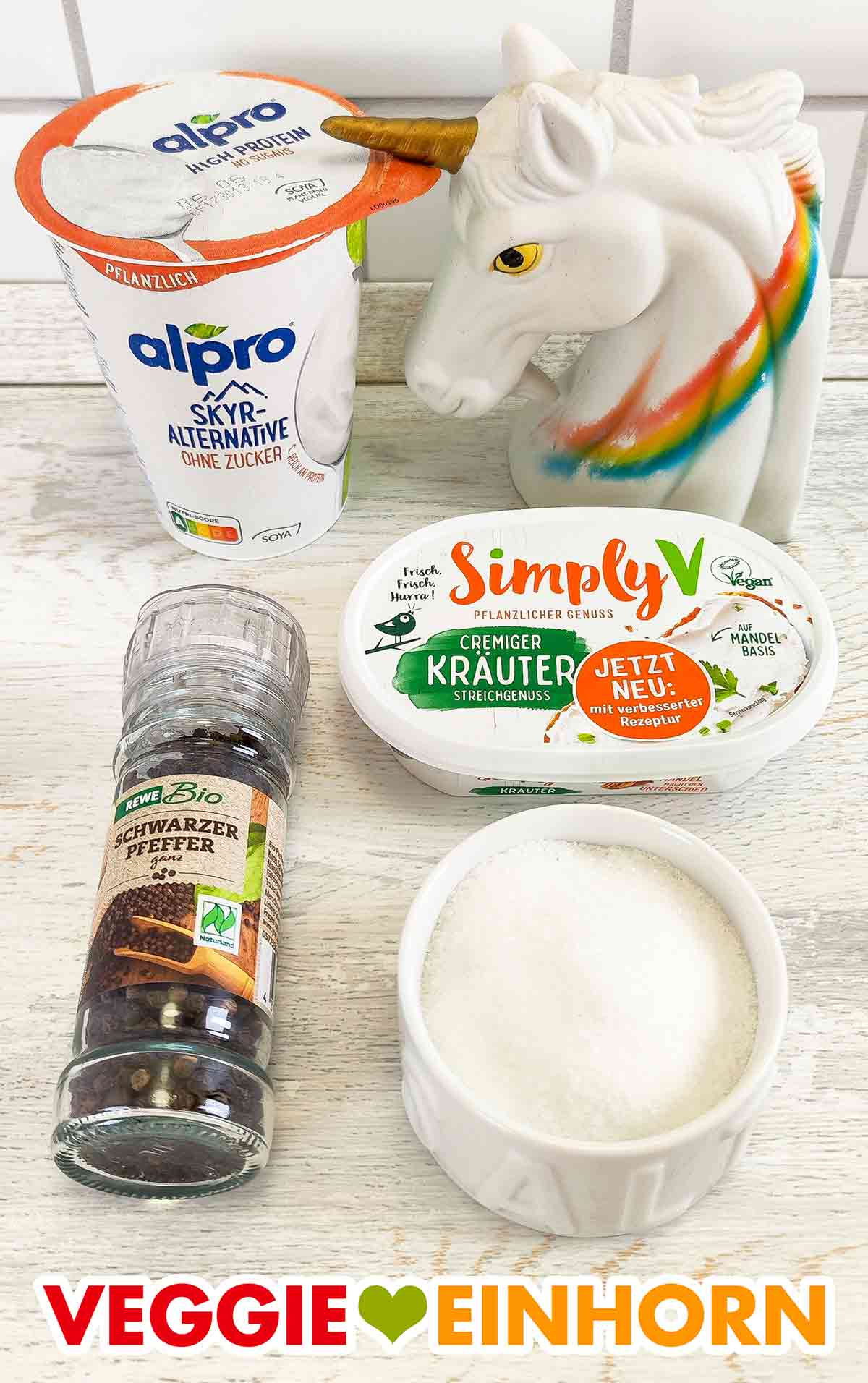 Alpro Skyr Alternative ohne Zucker, Simply V Cremiger Kräuter Streichgenuss, Rewe Bio Schwarzer Pfeffer, Salz Veganer Skyr ohne Zucker, veganer Kräuterfrischkäse, Pfeffer, Salz