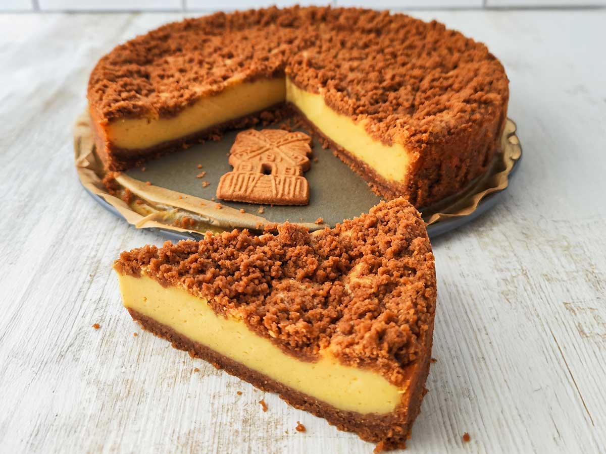 Angeschnittener veganer Käsekuchen mit Spekulatiusstreuseln und Spekulatiusboden.