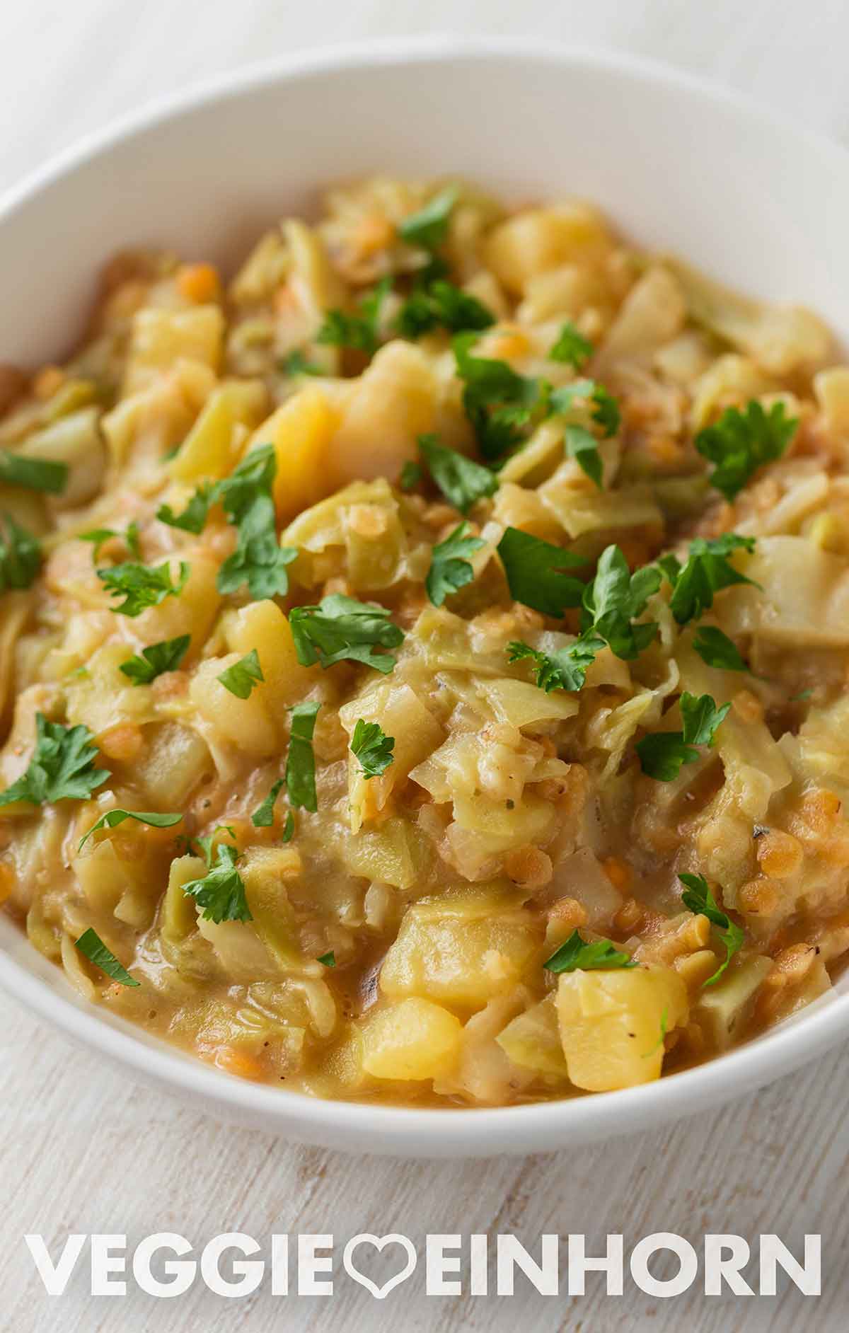 Spitzkohl mit Kartoffeln und roten Linsen