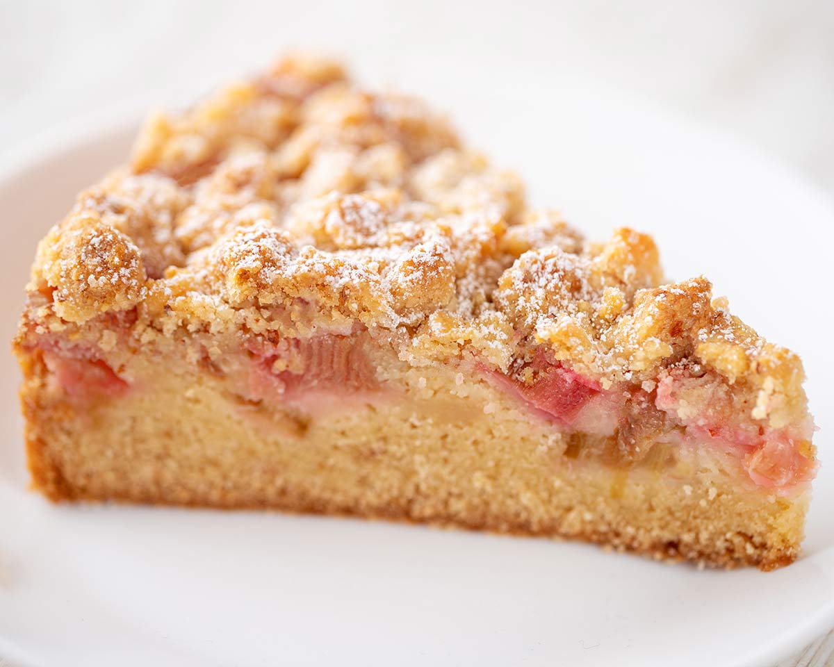 Veganer Streuselkuchen mit Rhabarber