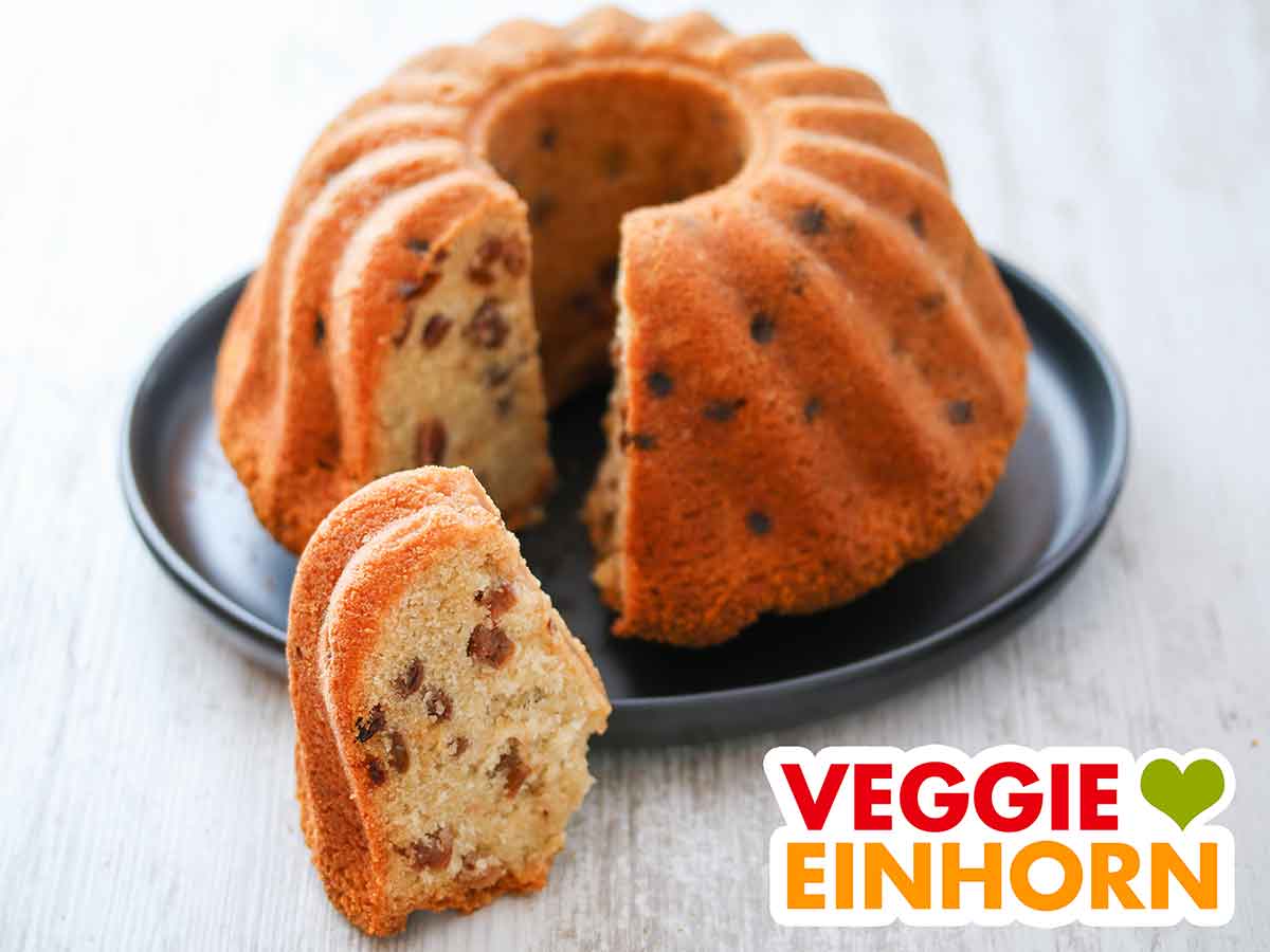 Einfacher Napfkuchen mit Rosinen Veganer Topfkuchen mit Rosinen auf einem Teller
