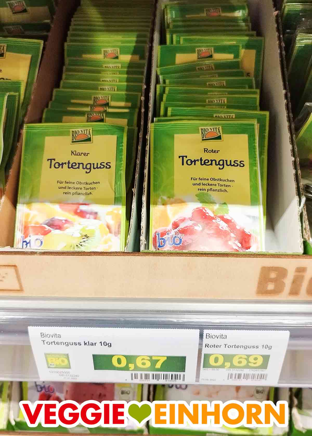 Von Biovita gibt es klaren und roten Tortenguss. Beide sind mit Agar-Agar. Klarer und roter veganer Tortenguss von Biovita im Supermarktregal